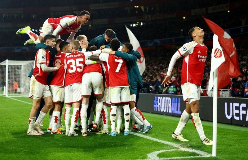 Arsenal giành vé vào Tứ Kết Champions League