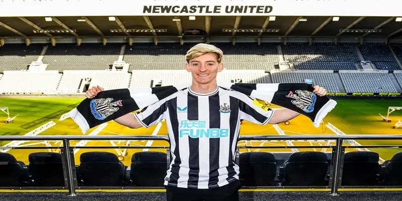 Anthony Gordon đã được Newcastle tôn vinh